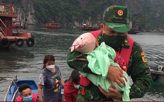 Bé gái 1 tuổi được cứu sống sau gần 1 tiếng rơi xuống biển ở Quảng Ninh