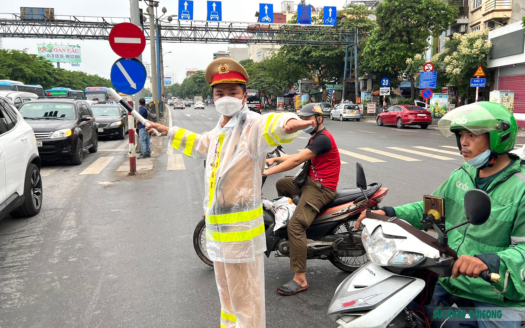 Cảnh sát giao thông phân luồng trong mưa "đưa" người dân rời Thủ đô dịp nghỉ lễ dài ngày