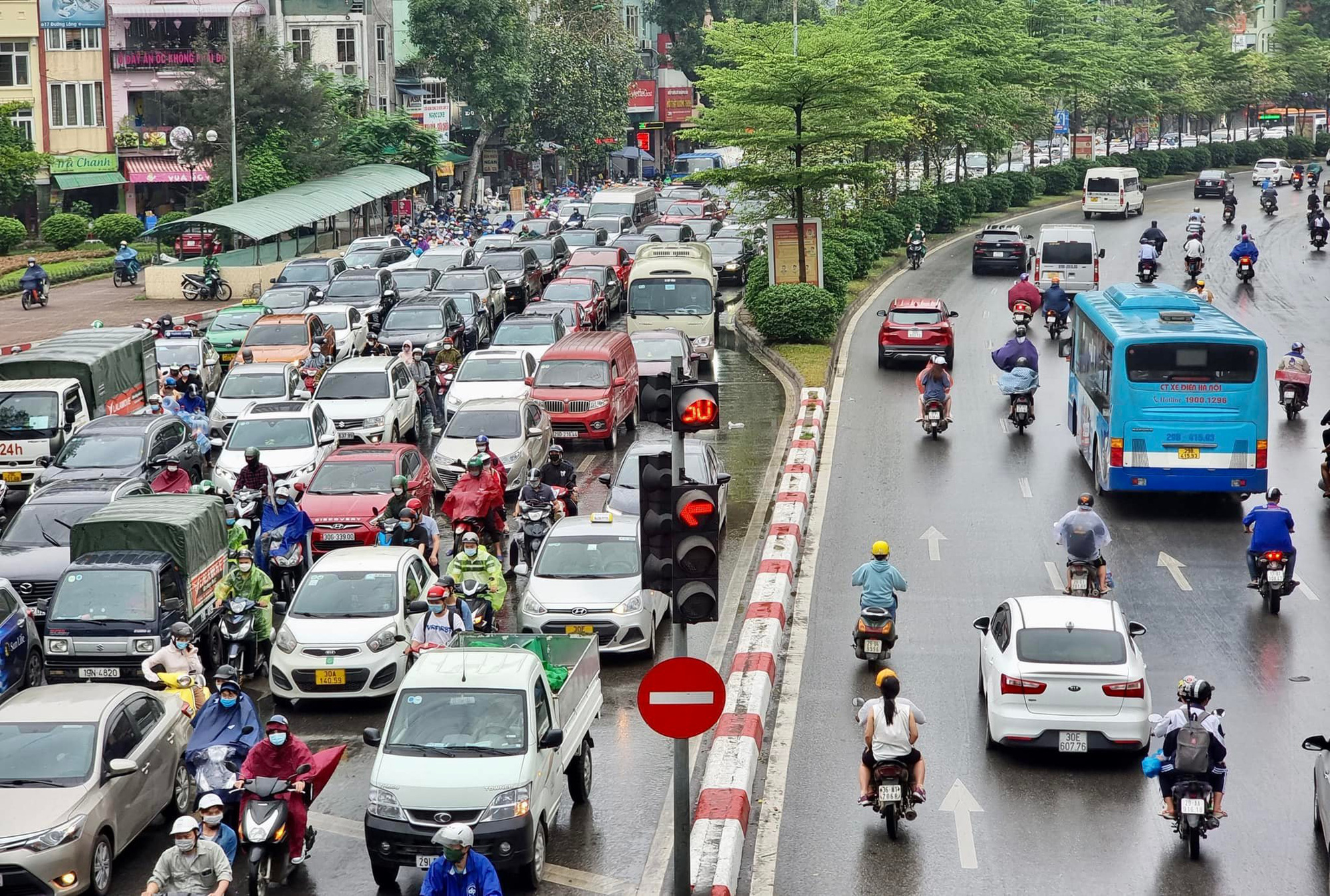 Người dân Hà Nội và Sài Gòn ùn  ùn về quê nghỉ lễ 30/4 - 1/5, mọi ngả đường ùn tắc kéo dài - Ảnh 16.