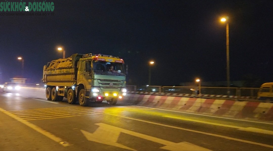 Xe có dấu hiệu vi phạm tải trọng chạy rầm rộ trên cầu Thăng Long, cả TTGT và CSGT đều không muốn… kiểm tra - Ảnh 7.