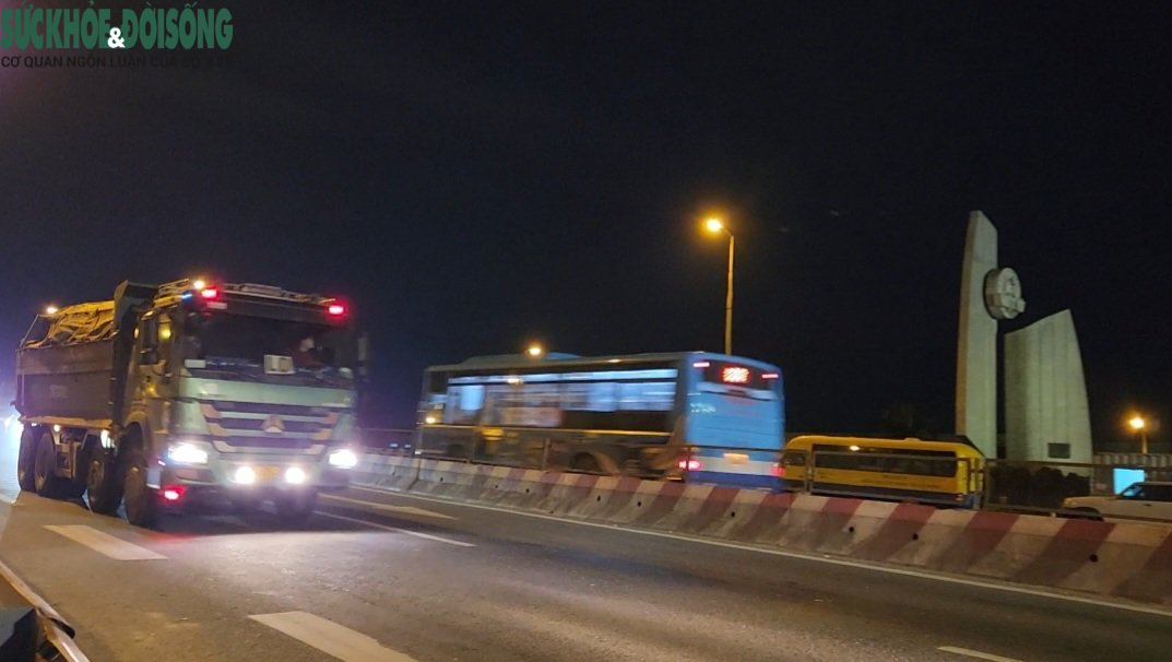 Xe có dấu hiệu vi phạm tải trọng chạy rầm rộ trên cầu Thăng Long, cả TTGT và CSGT đều không muốn… kiểm tra - Ảnh 8.