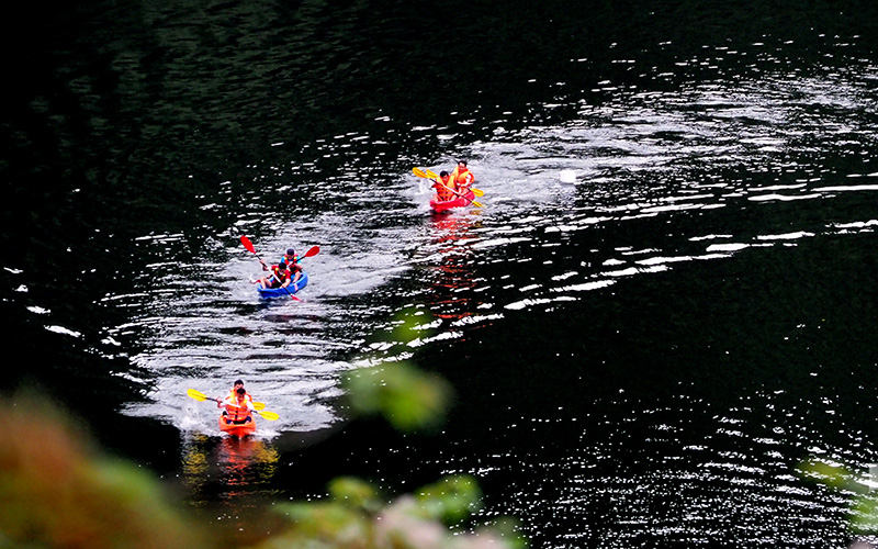 Hồ Bản Cài "dậy sóng" bởi các tay đua thuyền Kayak