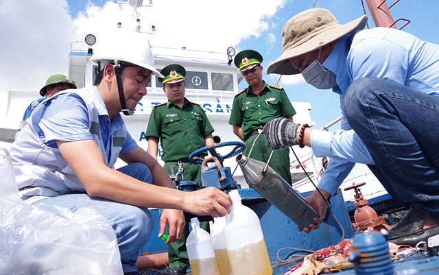 Lực lượng Bộ đội Biên phòng kiểm tra và tạm giữ tàu buôn lậu xăng, dầu trên vùng biển tỉnh Bà Rịa - Vũng Tàu. Ảnh: ANH TUẤN (Báo Nhân Dân)