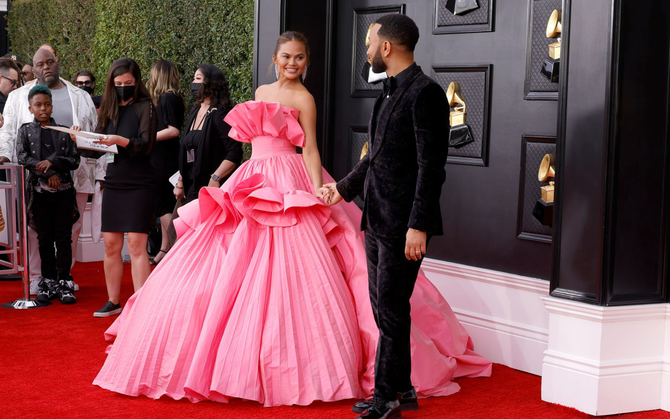 Những bộ trang phục ấn tượng trên thảm đỏ Grammy