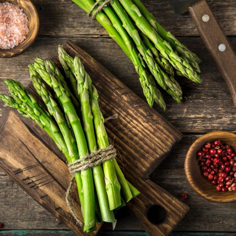 Măng tây - &quot;hoàng đế&quot; dinh dưỡng của các loại rau đang vào mùa,  giá thành hạ nhiệt chóng mặt, chị em đặt mua tới tấp - Ảnh 1.