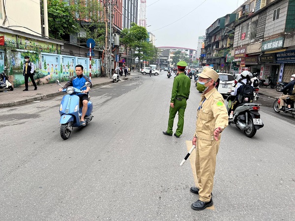 Công an thành phố bảo đảm đưa học sinh tiểu học tới trường an toàn - Ảnh 4.