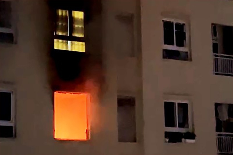 Căn hộ chung cư ở quận 12 bốc cháy dữ dội, nghi do tự đốt - Ảnh 2.