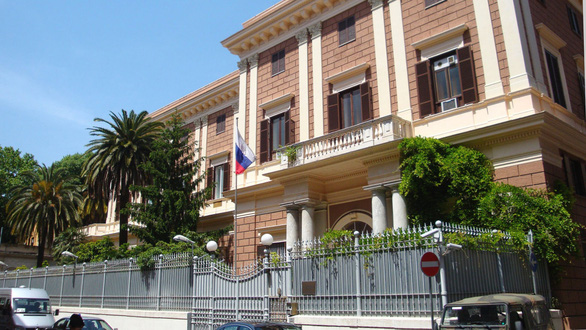 Thêm nhiều nước châu Âu trục xuất nhân viên sứ quán Nga - Ảnh 1.
