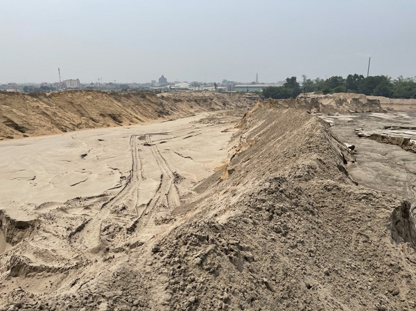 Hà Nội - Phát hiện bãi chứa hơn chục nghìn mét khối cát lậu tại Thường Tín - Ảnh 2.