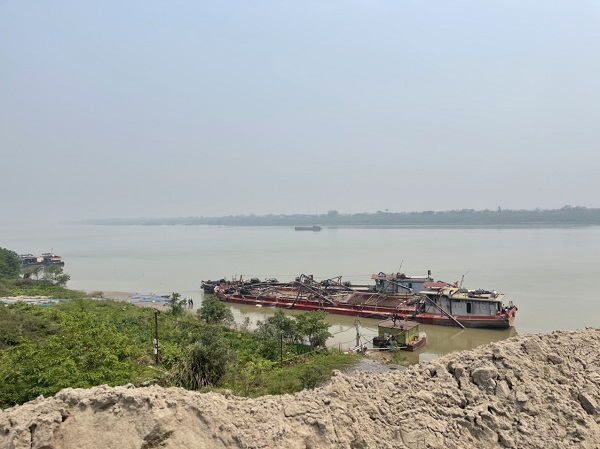 Hà Nội - Phát hiện bãi chứa hơn chục nghìn mét khối cát lậu tại Thường Tín - Ảnh 4.