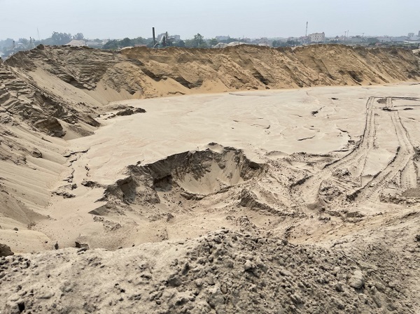 Hà Nội - Phát hiện bãi chứa hơn chục nghìn mét khối cát lậu tại Thường Tín - Ảnh 3.
