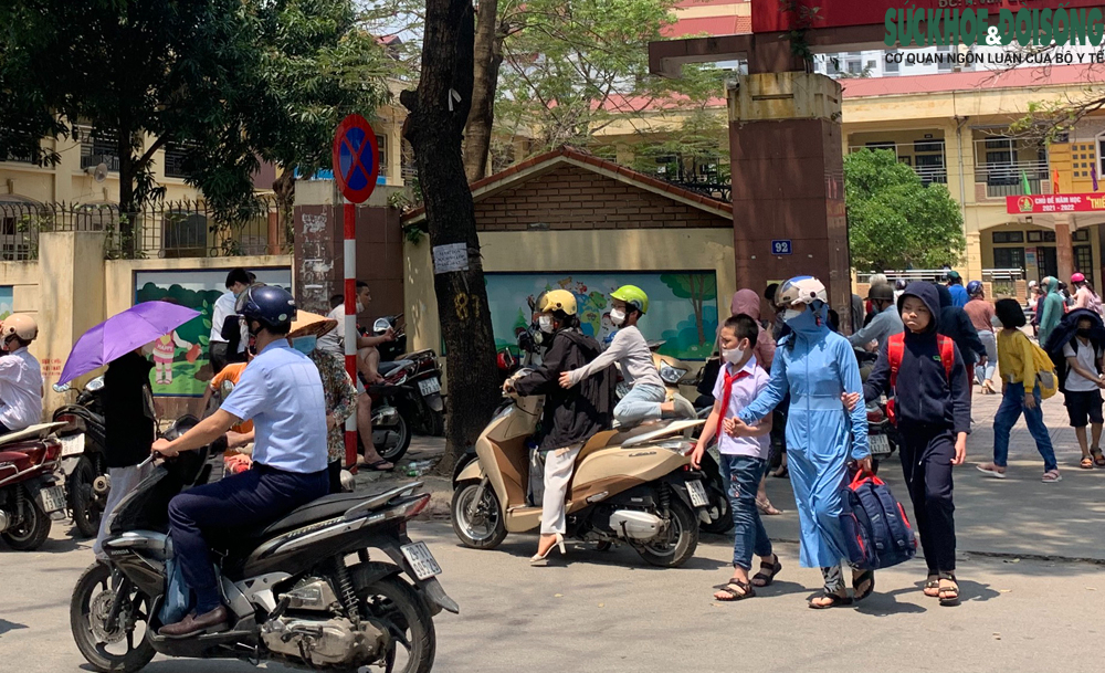 Phụ huynh 'trốn làm', thuê người đưa đón con khi trường chưa tổ chức bán trú - Ảnh 16.