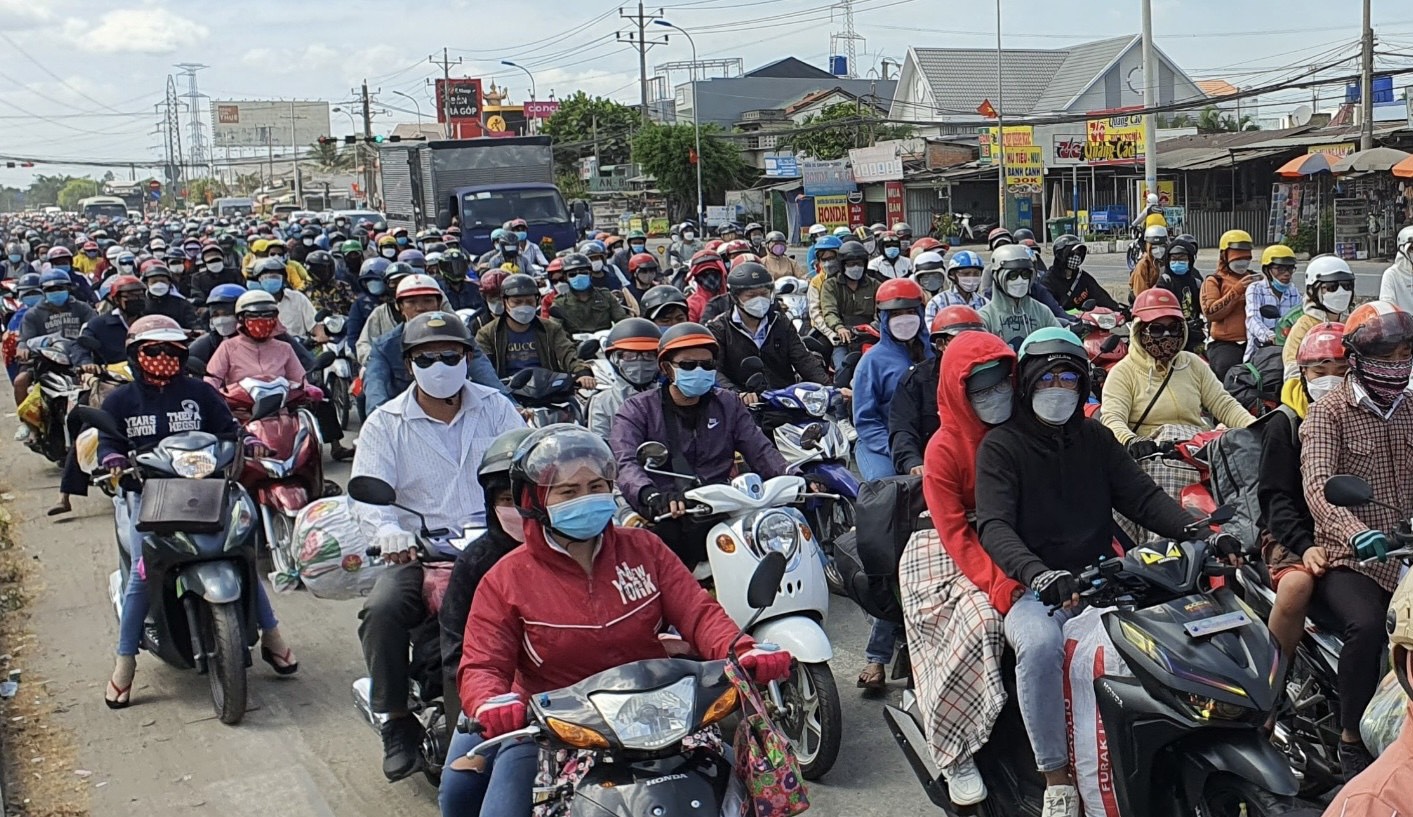 Người dân ùn ùn rời TP Hồ Chí Minh, bắt đầu kỳ nghỉ lễ Giỗ Tổ Hùng Vương - Ảnh 2.