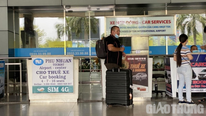 Sân bay Tân Sơn Nhất đón lượng khách tăng cao ngày đầu nghỉ lễ - Ảnh 12.