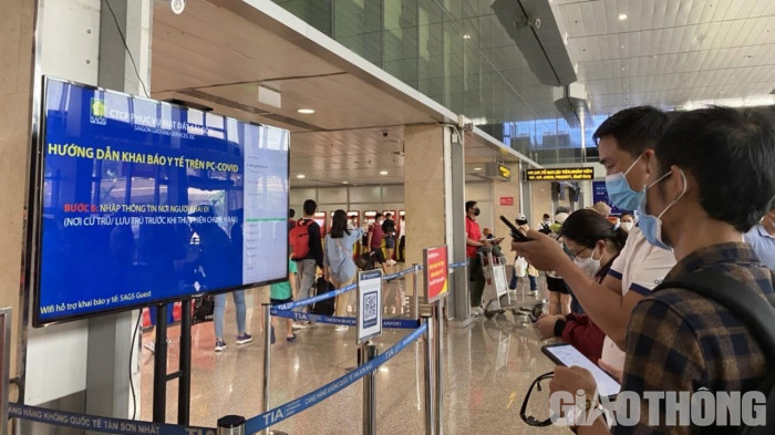 Sân bay Tân Sơn Nhất đón lượng khách tăng cao ngày đầu nghỉ lễ - Ảnh 6.