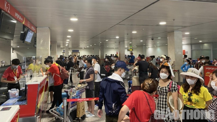 Sân bay Tân Sơn Nhất đón lượng khách tăng cao ngày đầu nghỉ lễ - Ảnh 4.