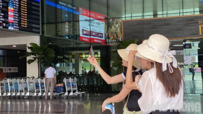 Sân bay Tân Sơn Nhất đón lượng khách tăng cao ngày đầu nghỉ lễ - Ảnh 5.