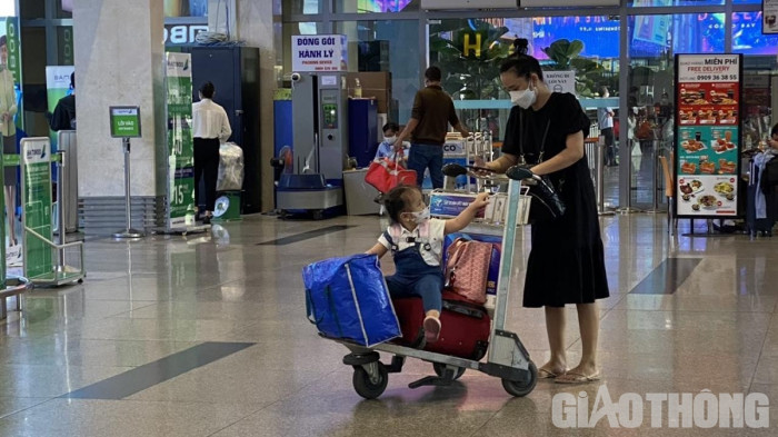 Sân bay Tân Sơn Nhất đón lượng khách tăng cao ngày đầu nghỉ lễ - Ảnh 7.