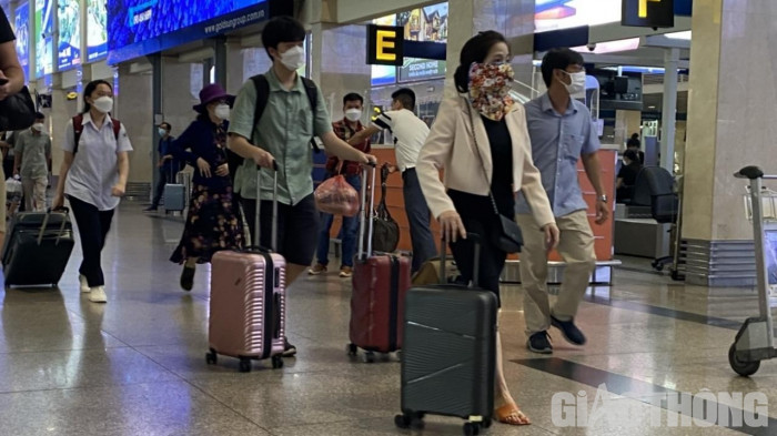 Sân bay Tân Sơn Nhất đón lượng khách tăng cao ngày đầu nghỉ lễ - Ảnh 9.