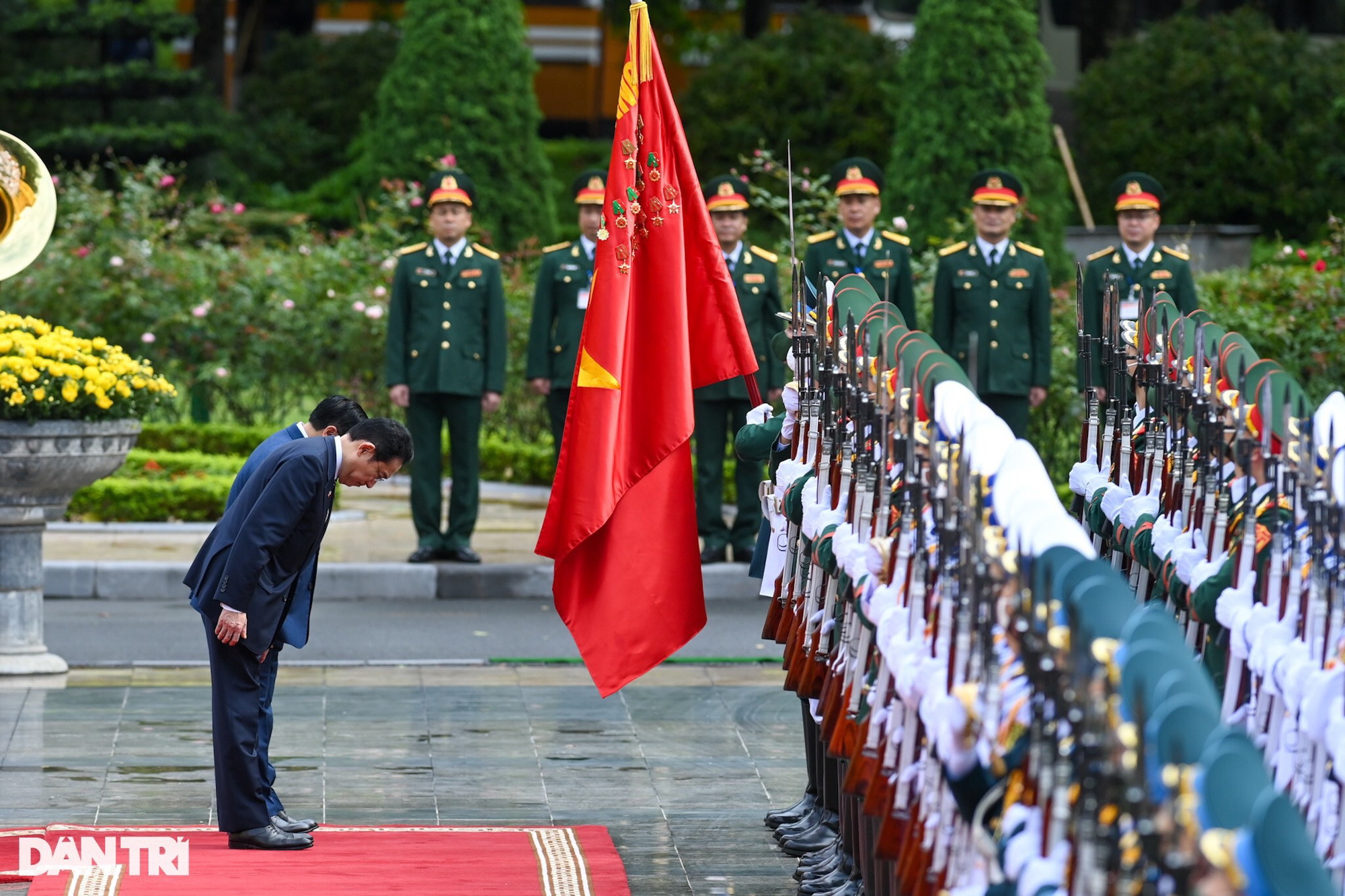 Thủ tướng Phạm Minh Chính chủ trì lễ đón chính thức Thủ tướng Nhật Bản - Ảnh 11.