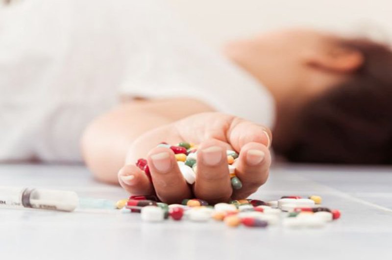 Nam sinh 14 tuổi uống 40 viên thuốc Paracetamol tự tử