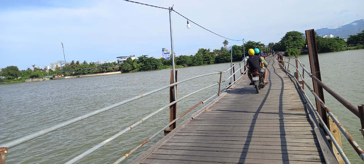 Khánh Hòa: Run rẫy với cầu gỗ cheo leo ở phố - Ảnh 8.