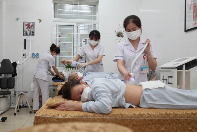Điều dưỡng Bệnh viện YHCT Nghệ An: Nỗ lực phấn đấu, hết lòng vì người bệnh - Ảnh 1.