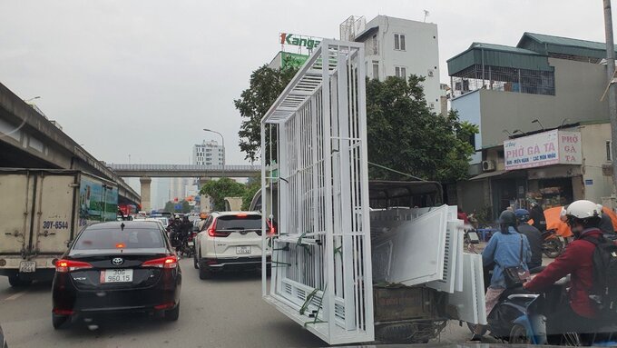 Xe tự chế chở hàng cồng kềnh vẫn nghênh ngang trên đường phố Hà Nội - Ảnh 5.