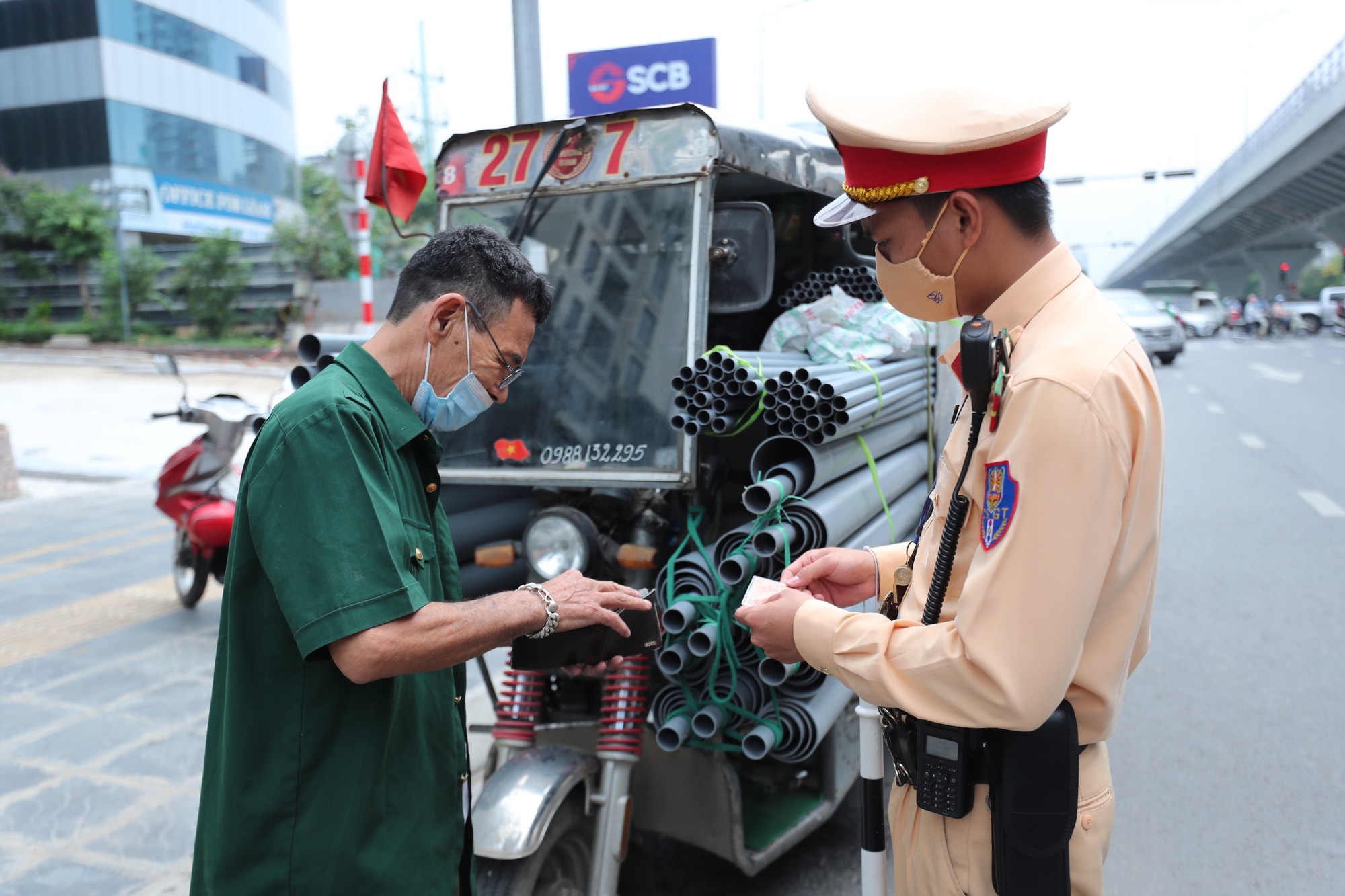 Xe tự chế chở hàng cồng kềnh vẫn nghênh ngang trên đường phố Hà Nội - Ảnh 10.