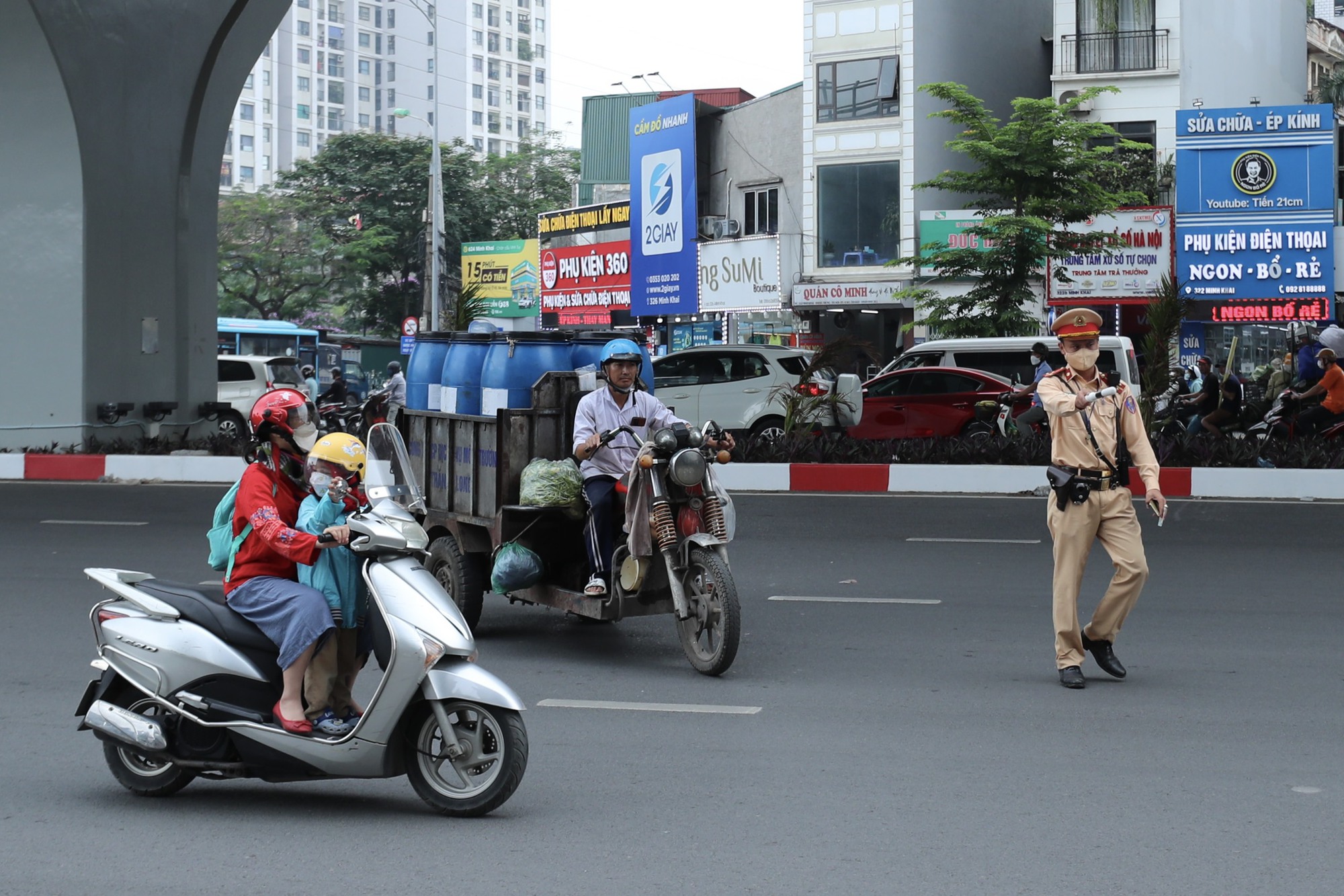 Xe tự chế chở hàng cồng kềnh vẫn nghênh ngang trên đường phố Hà Nội - Ảnh 9.