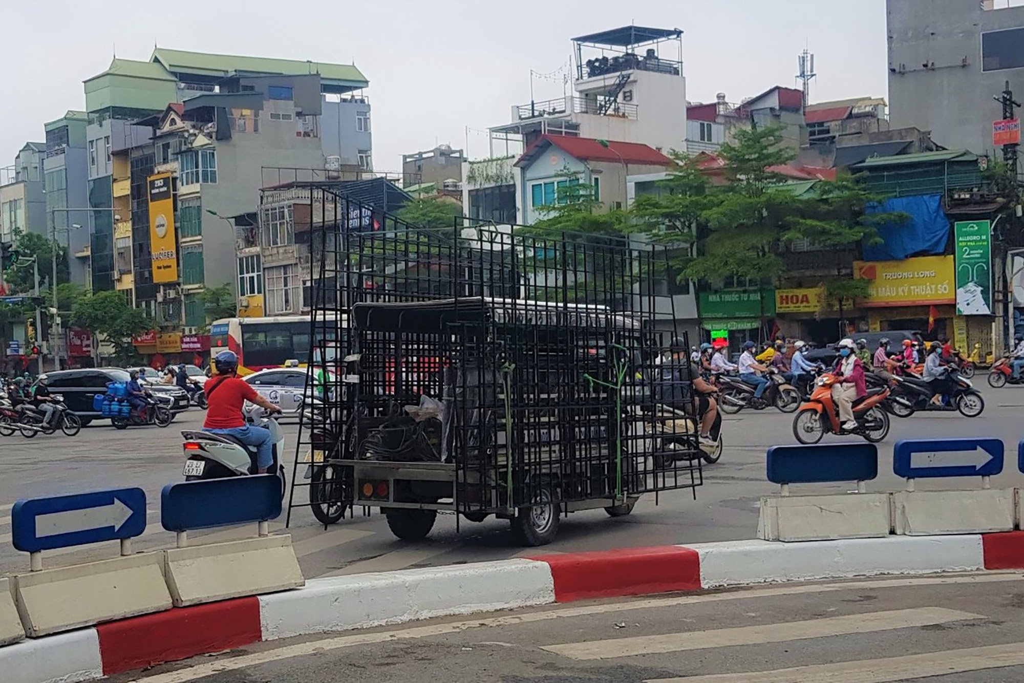 Xe tự chế chở hàng cồng kềnh vẫn nghênh ngang trên đường phố Hà Nội - Ảnh 3.
