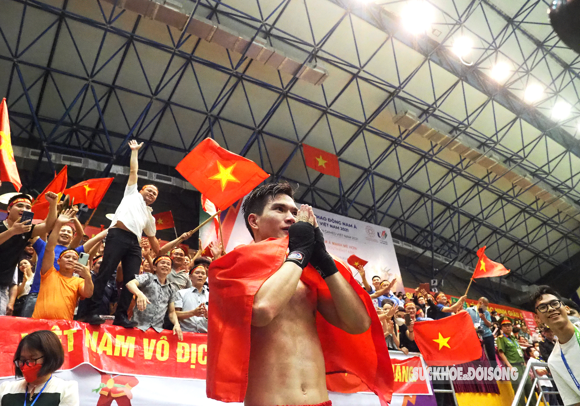 Dân Bắc Ninh “tiếp lửa” Đội tuyển kickboxing Việt Nam xuất sắc giành 5 Huy chương Vàng lúc nửa đêm - Ảnh 2.