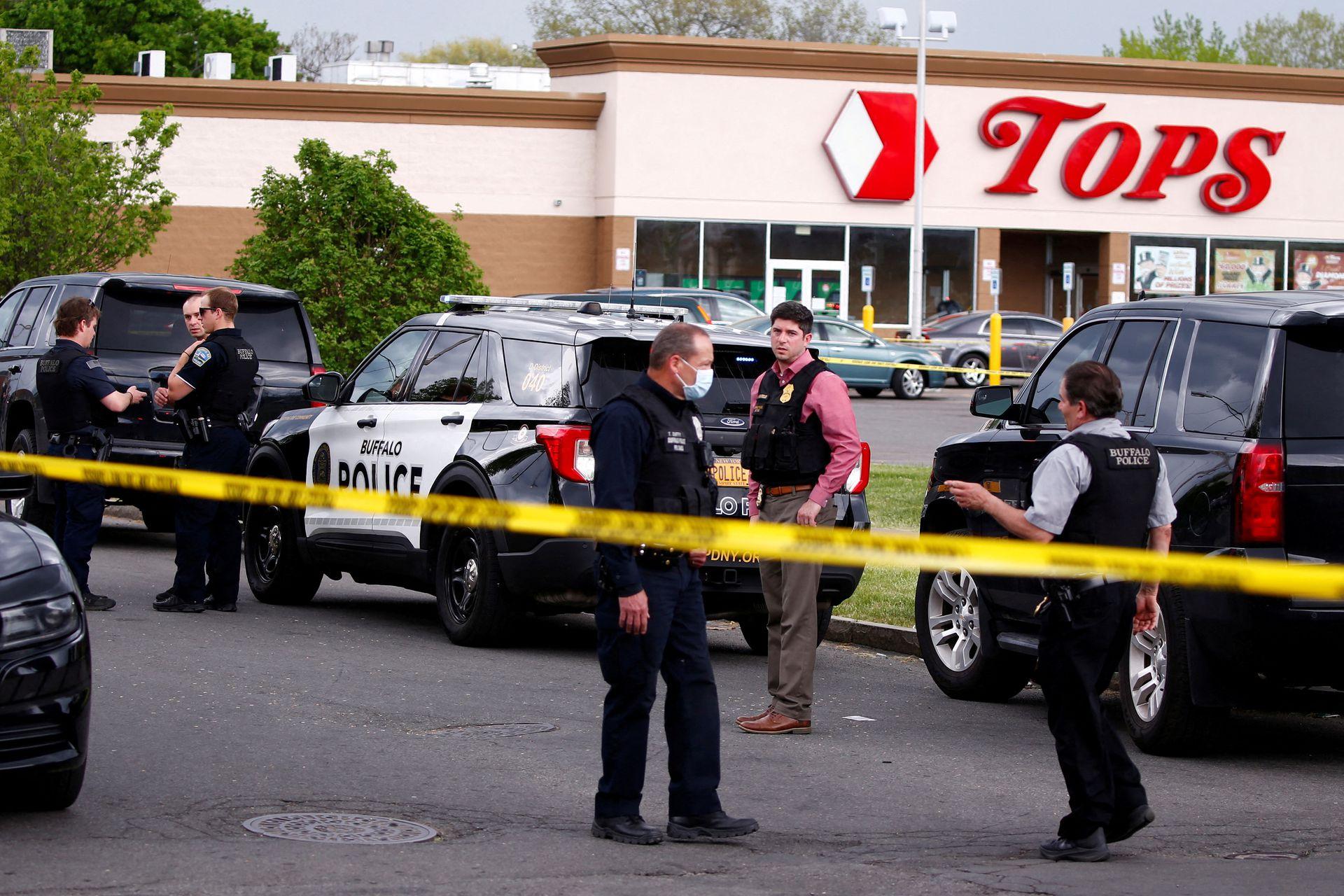 Xả súng đẫm máu trong siêu thị ở Mỹ, 10 người thiệt mạng - Ảnh 1.