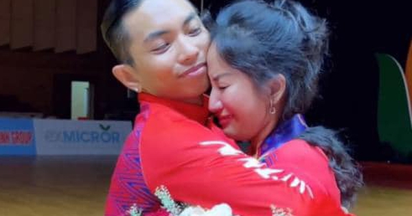 Chồng trẻ Phan Hiển giành 3 HCV ở Sea Games 31, Khánh Thi xúc động khóc