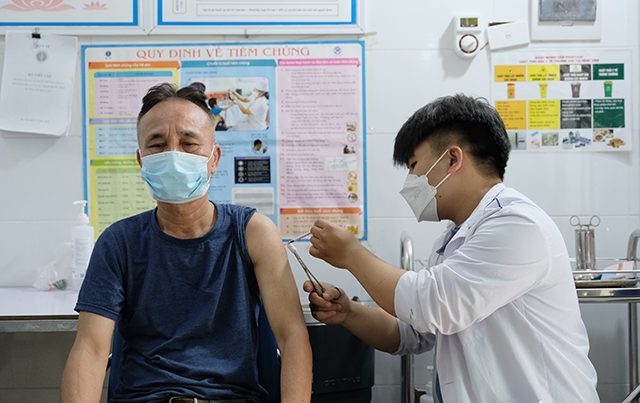 Bộ Y tế tiếp tục 'thúc' các tỉnh, thành đẩy mạnh tiêm vaccine phòng COVID-19 mũi 3, mũi 4 và tiêm cho trẻ - Ảnh 1.