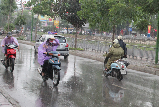 Hà Nội và miền bắc: cảnh báo mưa dông, gió giật mạnh - Ảnh 1.