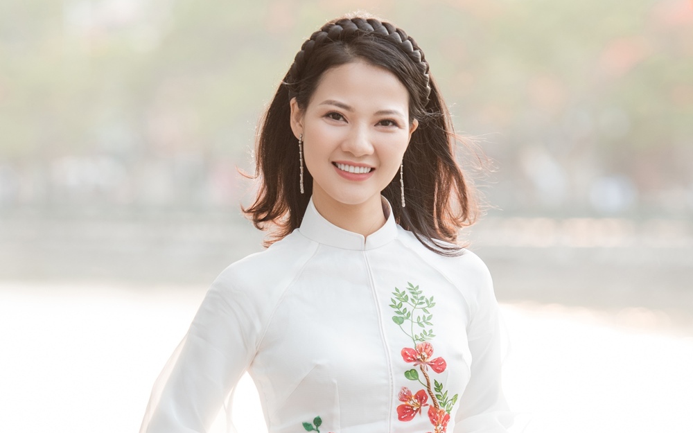 Hoa hậu Trần Thị Quỳnh bất ngờ tái xuất, duyên dáng với áo dài