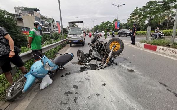 Xe ba bánh tự chế bốc cháy dữ dội trên đường vành đai 2