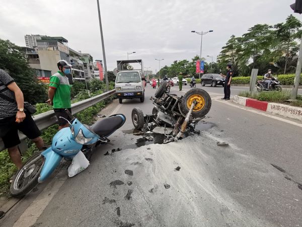 Kinh hãi xe ba bánh tự chế bốc cháy dữ dội trên đường vành đai 2 - Ảnh 2.