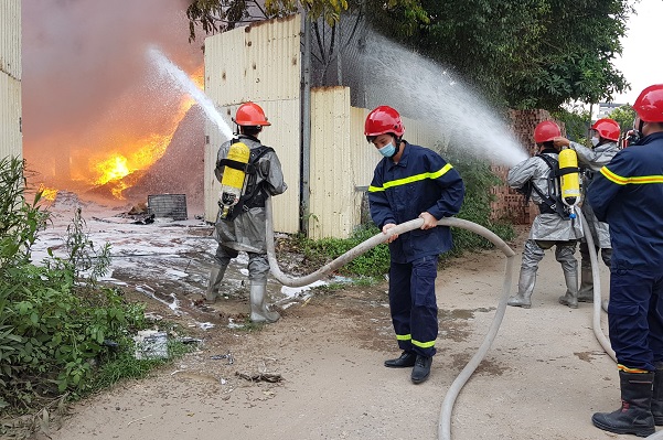 Cháy lớn, cột khói đen bốc cao là do đốt phế liệu - Ảnh 3.