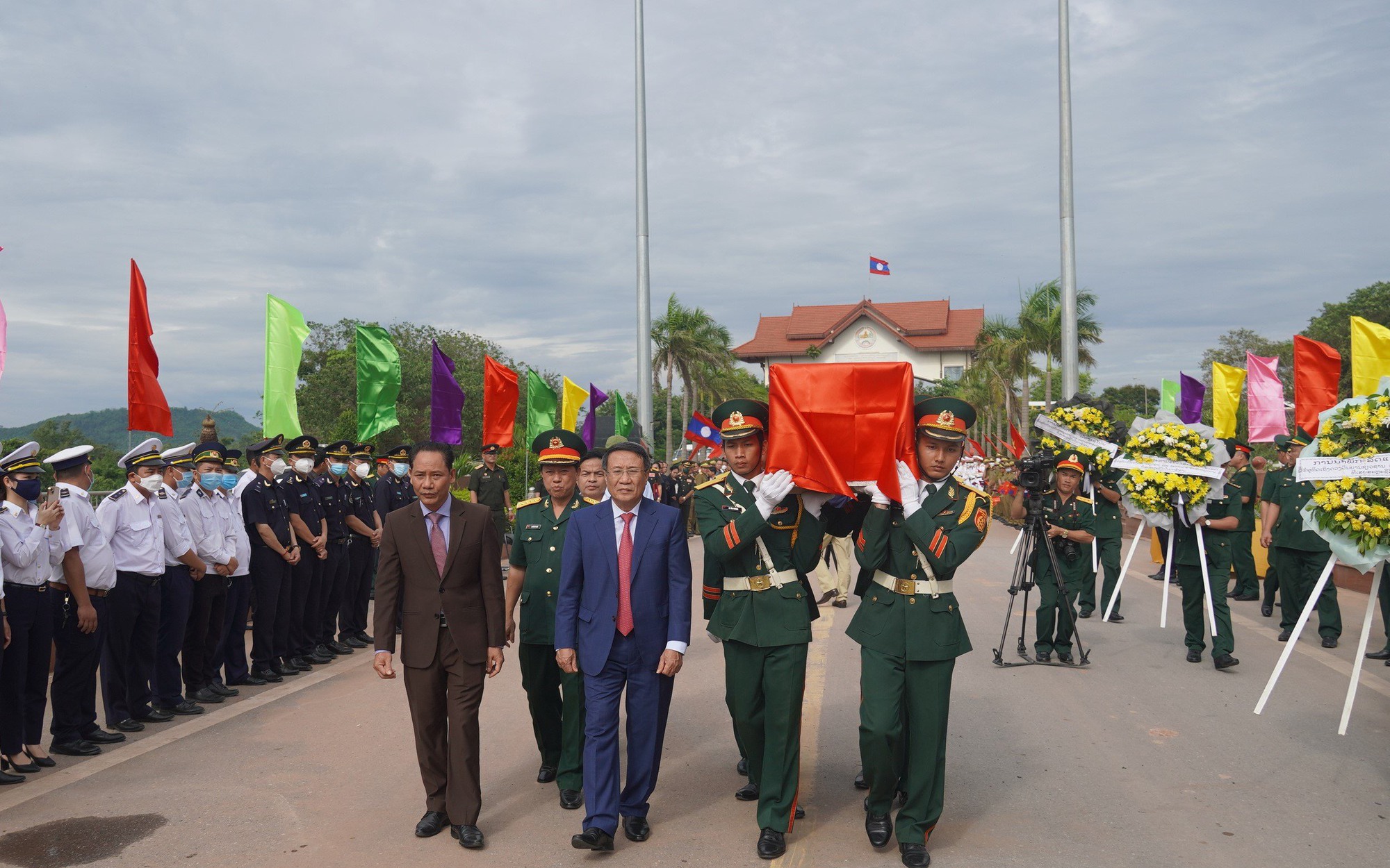 Đưa 12 hài cốt liệt sĩ hy sinh tại Lào về với quê hương