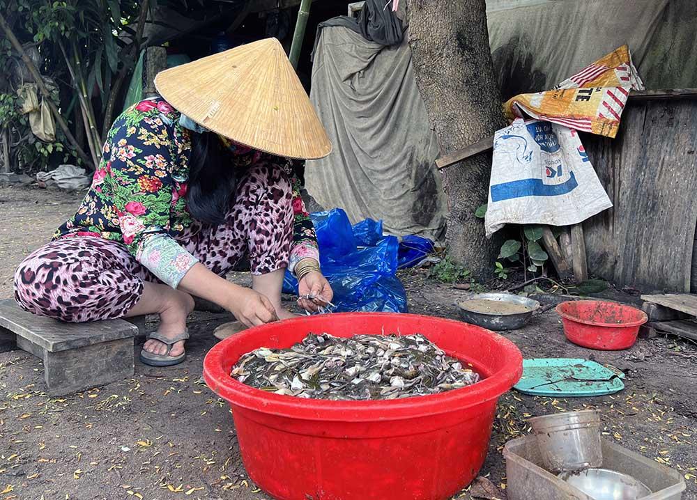 Ngôi làng đàn ông chuyên săn ‘vũ nữ chân dài’, thức trắng đêm thu tiền triệu - Ảnh 3.