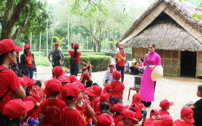 Cuộc gặp đầu tiên của Bác Hồ và chị gái ở Hà Nội sau nhiều năm xa cách - Ảnh 3. Cuộc gặp đầu tiên của Bác Hồ và chị gái ở Hà Nội sau nhiều năm xa cách - Ảnh 3.