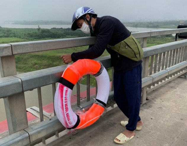 Hơn nửa số phao cứu sinh lắp  trên cầu bắc qua sông Hồng đã &quot;không cánh mà bay&quot; - Ảnh 2.