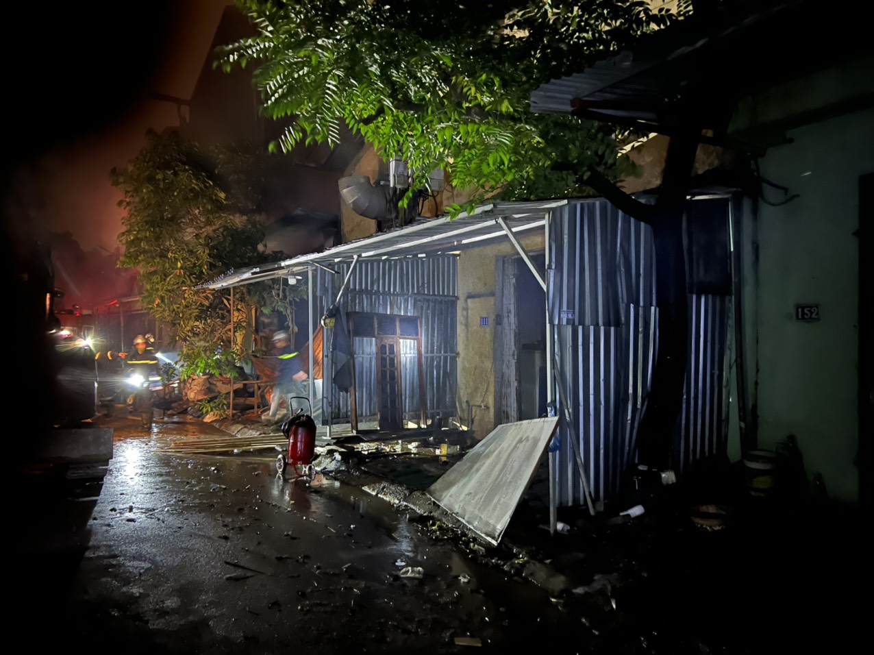 Hà Nội: Cháy xưởng gỗ gần 500m2 trong làng nghề  - Ảnh 2.