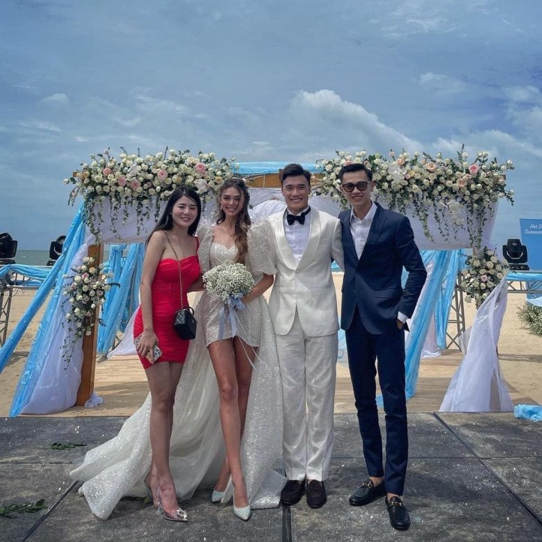 Vợ Bùi Tiến Dũng thử váy cưới gần 100 triệu đồng  Báo Nghệ An điện tử