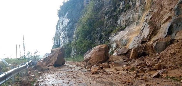 Mưa lớn kéo dài gây sạt lở đất tại một số địa phương, ách tắc giao thông cục bộ - Ảnh 1.