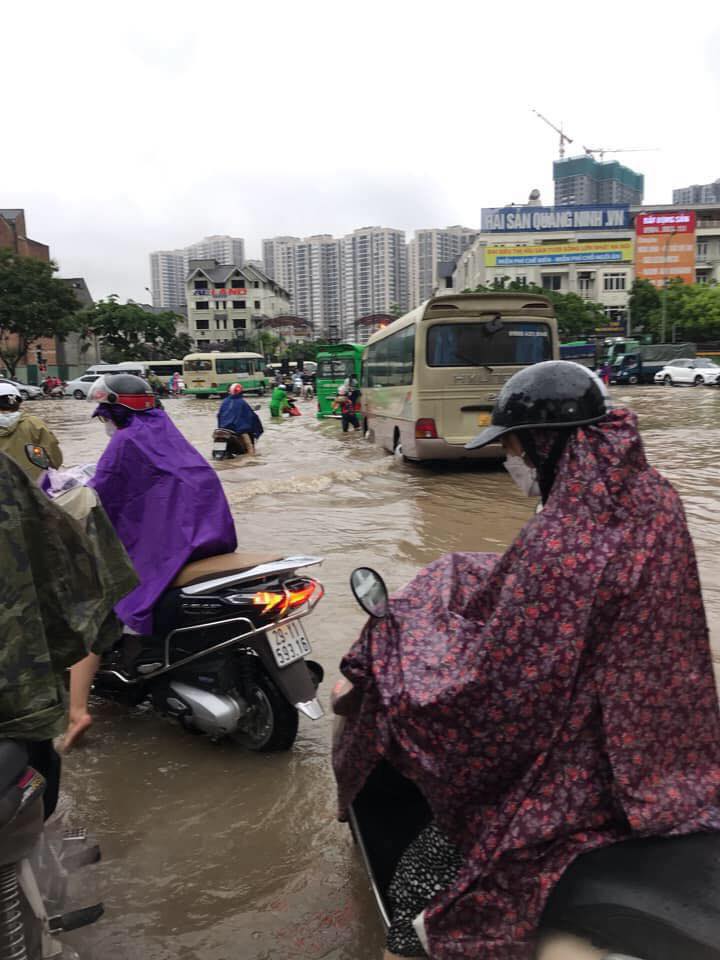 Mưa lớn kéo dài cả đêm, người dân Hà Nội đi làm trong &quot;biển nước&quot; - Ảnh 3.