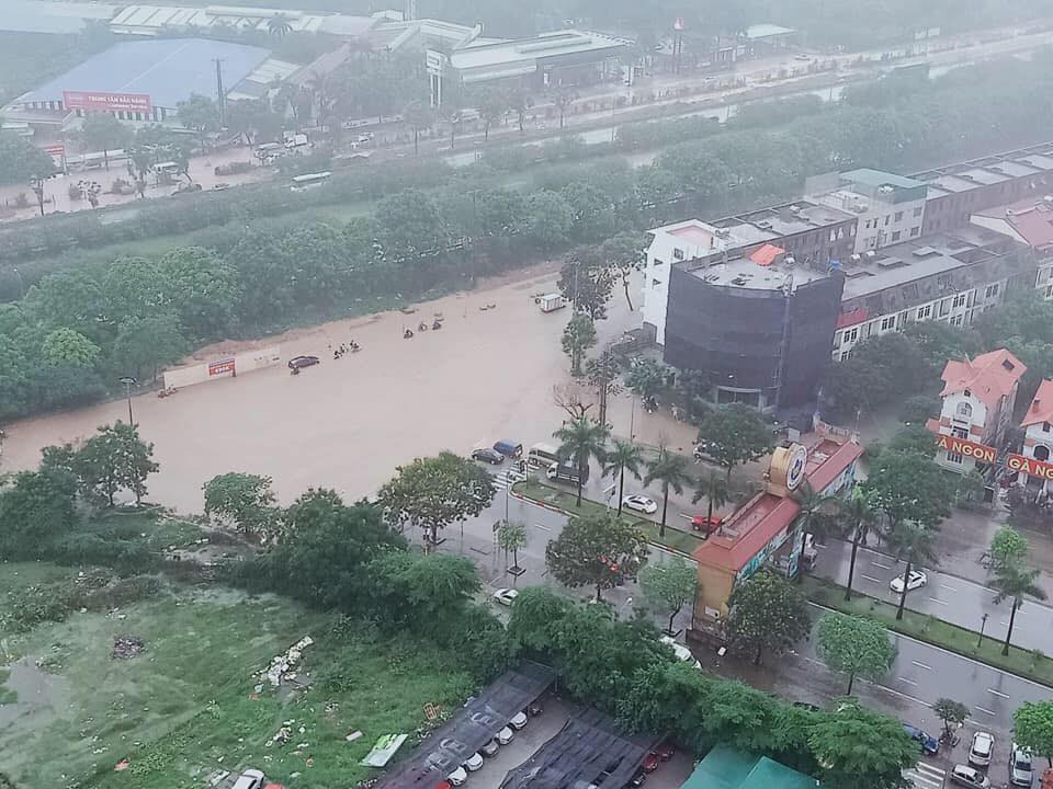 Mưa lớn kéo dài cả đêm, người dân Hà Nội đi làm trong &quot;biển nước&quot; - Ảnh 4.