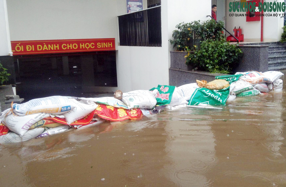 Hà Nội: Mưa ngập đến nửa mét, học sinh xắn quần lội nước đến trường - Ảnh 7.